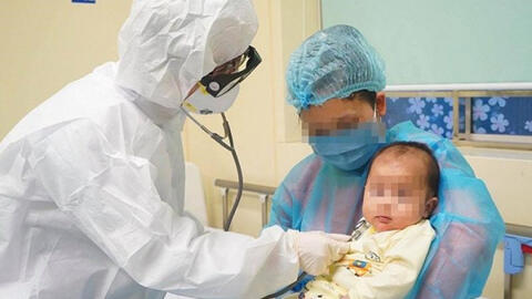 Những triệu chứng cha mẹ cần lưu ý khi chăm sóc trẻ mắc COVID-19 tại nhà