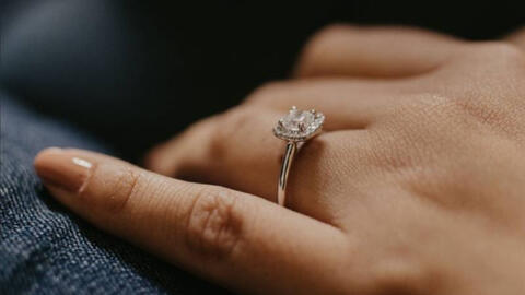 Cô gái được cầu hôn bằng nhẫn kim cương, 2 ngày sau phát hiện ra bí mật động trời