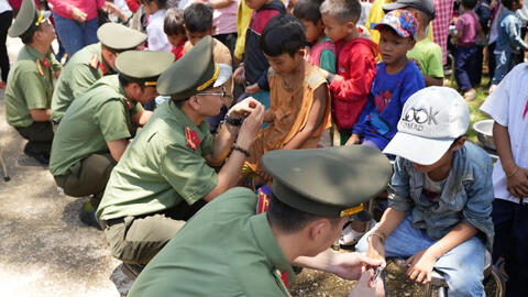 Mang ngày hội tựu trường lên với trẻ vùng cao