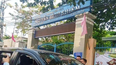 Giả phụ huynh lẻn vào trường tiểu học giật dây chuyền của học sinh