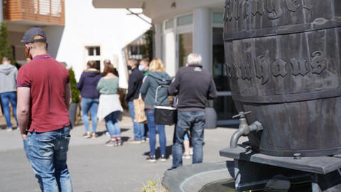 Hãng bia Đức tặng 2.600 lít bia miễn phí do không bán được vì Covid19