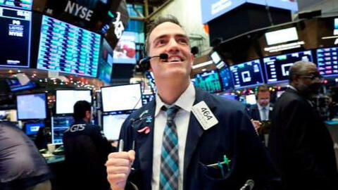 Chứng khoán Mỹ trỗi dậy sau đợt bán tháo, Dow Jones tăng 300 điểm