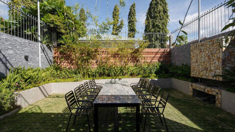 Ngôi nhà thiết kế bằng gạch và gỗ để giảm tiếng ồn, khói bụi