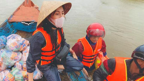 Thủy Tiên quay trở lại cứu trợ đồng bào miền Trung cùng ông xã Công Vinh
