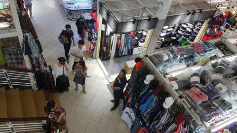 Hậu COVID-19: "Thiên đường" mua sắm ở Sài Gòn giảm giá đến 70% vẫn... ế