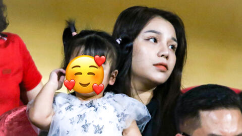 Vợ Bùi Tiến Dũng xuất hiện trên sân Hàng Đẫy sau lùm xùm tìm chồng trên mạng