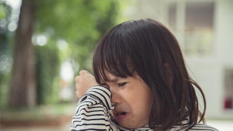 Bé gái 6 tuổi gần như bị mù chỉ trong một đêm: "Mẹ ơi, thà đừng sinh con còn hơn đối xử một cách tàn nhẫn như vậy!"