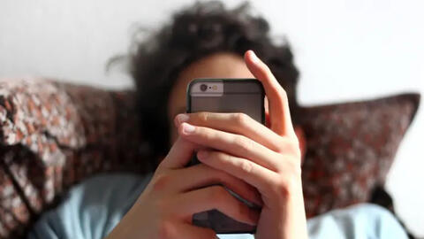 Bố mẹ đang ở đâu khi con cái dần bị điện thoại hủy hoại?