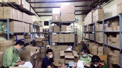 Phát hiện chứa nước hoa hơn 11.000 sản phẩm nghi giả