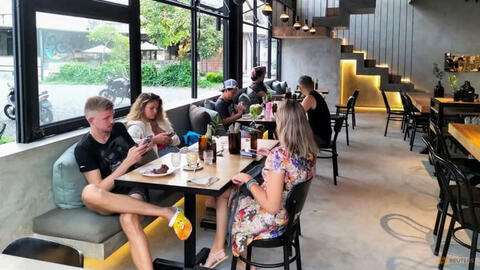 Du khách Nga ở Indonesia không thể rút tiền mặt vì lệnh trừng phạt