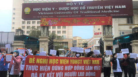 Hà Nội: Hơn 40 y bác sĩ xuống đường "cầu cứu" vì bị nợ lương suốt 8 tháng