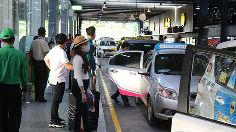 Giá taxi tăng gấp đôi, khách ở sân bay Tân Sơn Nhất vẫn khó bắt xe