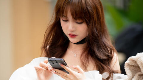 Dàn gái xinh mê Liên Quân đổ bộ Chung kết Đấu Trường Danh Vọng mùa Đông 2023, khán giả xếp hàng dài chờ vào xem trận Chung kết