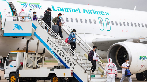 Trung Quốc: Mua vé máy bay về nước như chơi xổ số