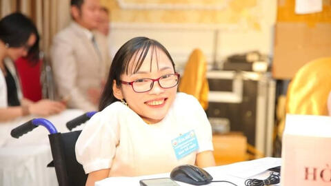 Cô gái xương thủy tinh và nghị lực sống phi thường, mở lớp học miễn phí cho học trò nghèo