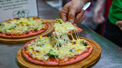 Pizza thanh long độc, lạ giá 55.000 đồng/chiếc