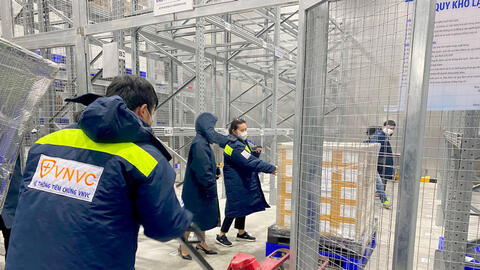 Việt Nam tiếp nhận thêm gần 1 triệu liều vaccine COVID-19