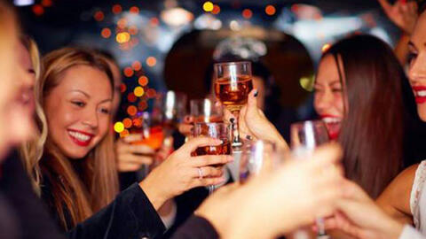 Tiệc tùng cuối năm, làm sao bảo vệ da khỏi tác hại của rượu bia?