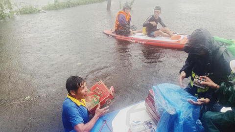 Những hành động ấm tình người giữa cơn bão lũ
