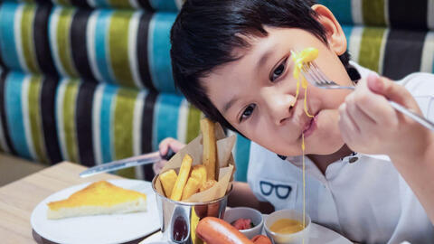 Những thực phẩm khiến trẻ hạn chế chiều cao