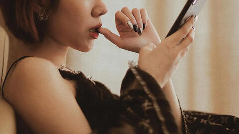 Cô vợ dứt khoát đòi ly hôn vì một "bí mật" trong điện thoại của chồng