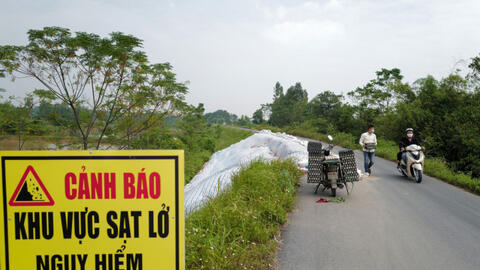 Nhiều điểm đê ở ngoại thành Hà Nội sụt lún