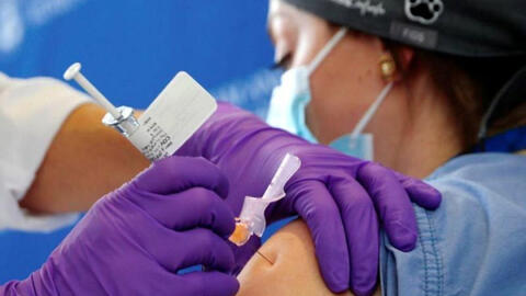 Hai nhân viên y tế Mỹ phải cấp cứu sau khi được tiêm vắc-xin ngừa Covid-19