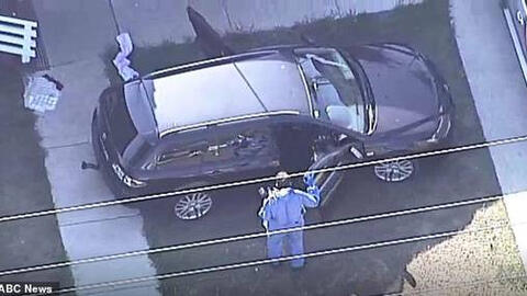 Con bị bỏ quên trong xe, mẹ điên cuồng lao ra cứu nhưng không kịp