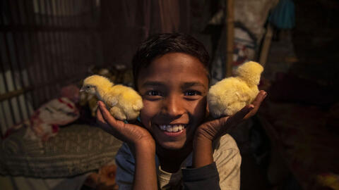 Một ngày của cậu bé nhặt rác tại Ấn Độ