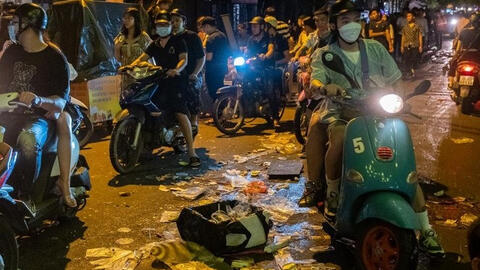 Phố cổ Hà Nội ngập rác sau đêm Trung thu