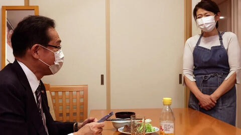 Ứng viên thủ tướng Nhật bị chỉ trích vì đăng ảnh vợ phục vụ như người hầu