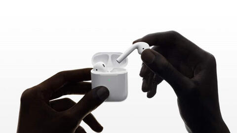 Nghe nhạc trong lúc ngủ, người đàn ông vô tình... nuốt tai nghe AirPods