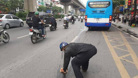 Hình ảnh bác tài hì hục lau vết dầu loang trên phố Hà Nội gây sốt mạng xã hội