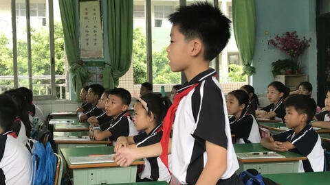 Cậu bé cấp 1 viết văn kể về "người bạn cùng bàn vui tính", thầy giáo đọc xong phải bật cười, để lại lời phê cực hài hước