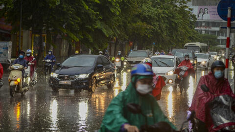 Hà Nội mưa lớn, 8h sáng nhưng trời vẫn "tối sầm"