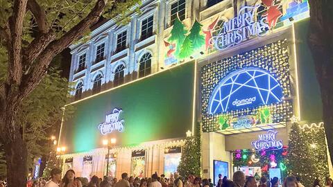 Rộn ràng đi chơi Noel sớm, nhiều người 'quên' mang khẩu trang giữa mùa dịch