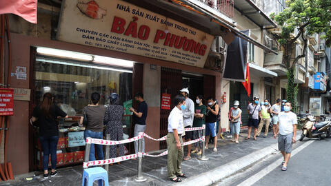 Quận Tây Hồ yêu cầu xử lý nghiêm tiệm bánh Trung thu Bảo Phương để khách xếp hàng tấp nập