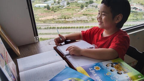 TPHCM: Hơn 200.000 học sinh chưa có sách giáo khoa, 69.000 học sinh chưa tham gia học trực tuyến