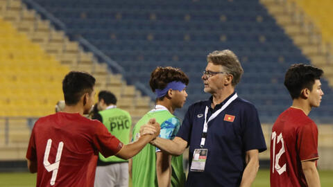 Ra quyết định mạo hiểm, HLV Troussier cẩn thận “lật thuyền” ở trận cầu tưởng dễ mà khó