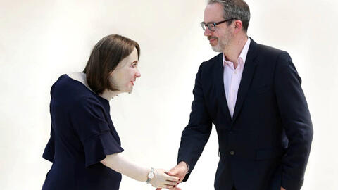 Công bố hình ảnh "kinh hoàng" của nhân viên văn phòng: Lưng gù, chân tay giãn tĩnh mạch, bụng to, đờ đẫn