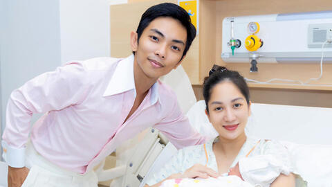 Mẹ bỉm sữa Khánh Thi bế con nhảy cùng Phan Hiển, đã qua giai đoạn tiêu cực?