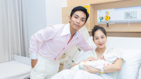 Khánh Thi đã sinh con thứ 3 cho ông xã Phan Hiển