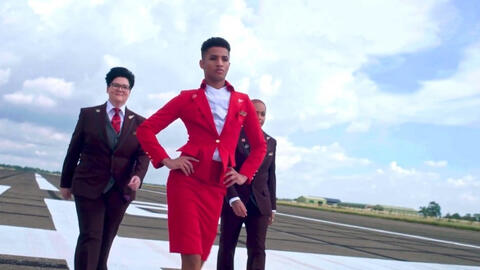 Hãng hàng không cho tiếp viên nam mặc váy