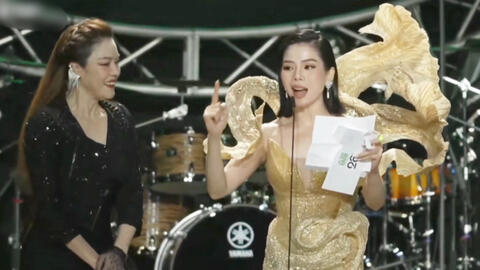 Lệ Quyên cướp lời MC, bị chê vô duyên trên sân khấu LSX, biểu cảm đứng kế bên của Thu Phương gây chú ý