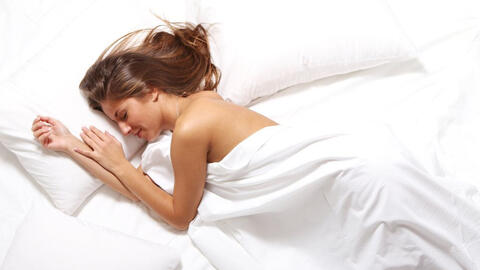 Tại sao chúng ta nên ngủ khỏa thân?