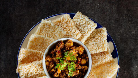 Cơm nguội chiên giòn, ngon nhức nhối