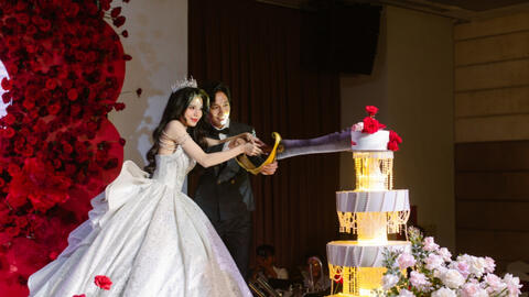 Đám cưới toàn yếu tố độc lạ của cặp đôi nổi tiếng, váy cô dâu trị giá 150 triệu