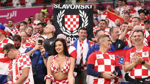 Nữ cổ động viên nữ Croatia gây sốt tại World Cup