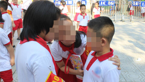 Hiệu trưởng đề xuất bỏ đội Sao đỏ: Chẳng hạn lớp bị trừ điểm vì em nào đó, cô chủ nhiệm lại "điên" lên rồi đâm ra tạo áp lực