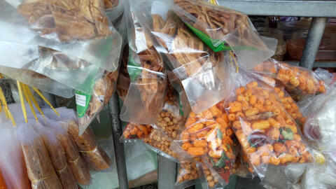 Thức ăn vặt lề đường: Mầm bệnh từ phụ gia, hóa chất